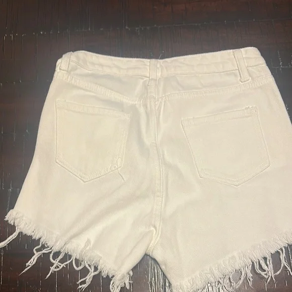 Zara White Jean Shorts with Distressed Vintage Style - Picture 3 of 3